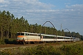 Au sud de Morcenx, voila la BB 9328 Béton avec les 2 pantographes levées sur un Lunéa Nice - Irun le 27.09.2008